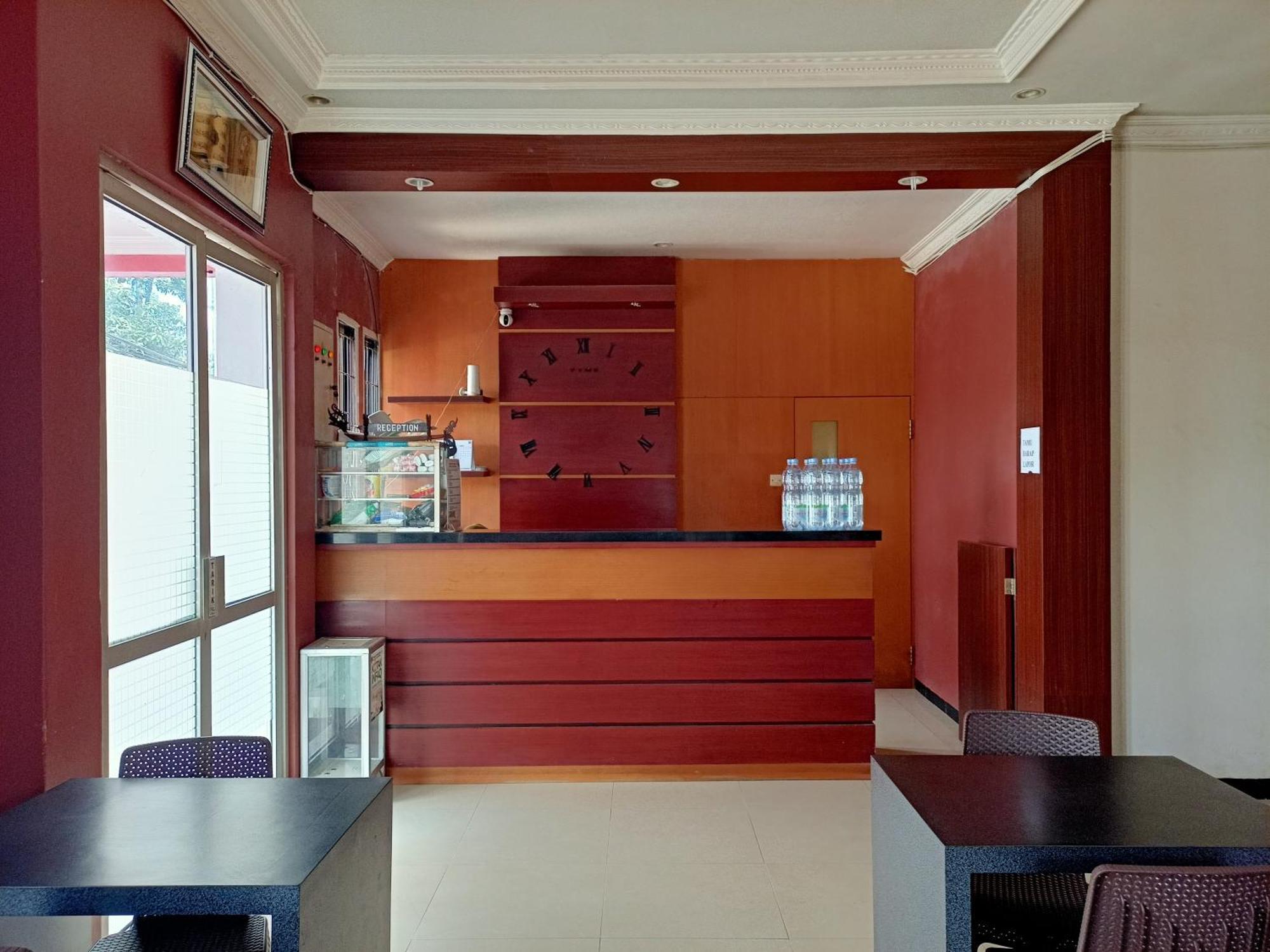 Oyo 92098 Kost Orange Syariah Hotel Makassar Exterior photo