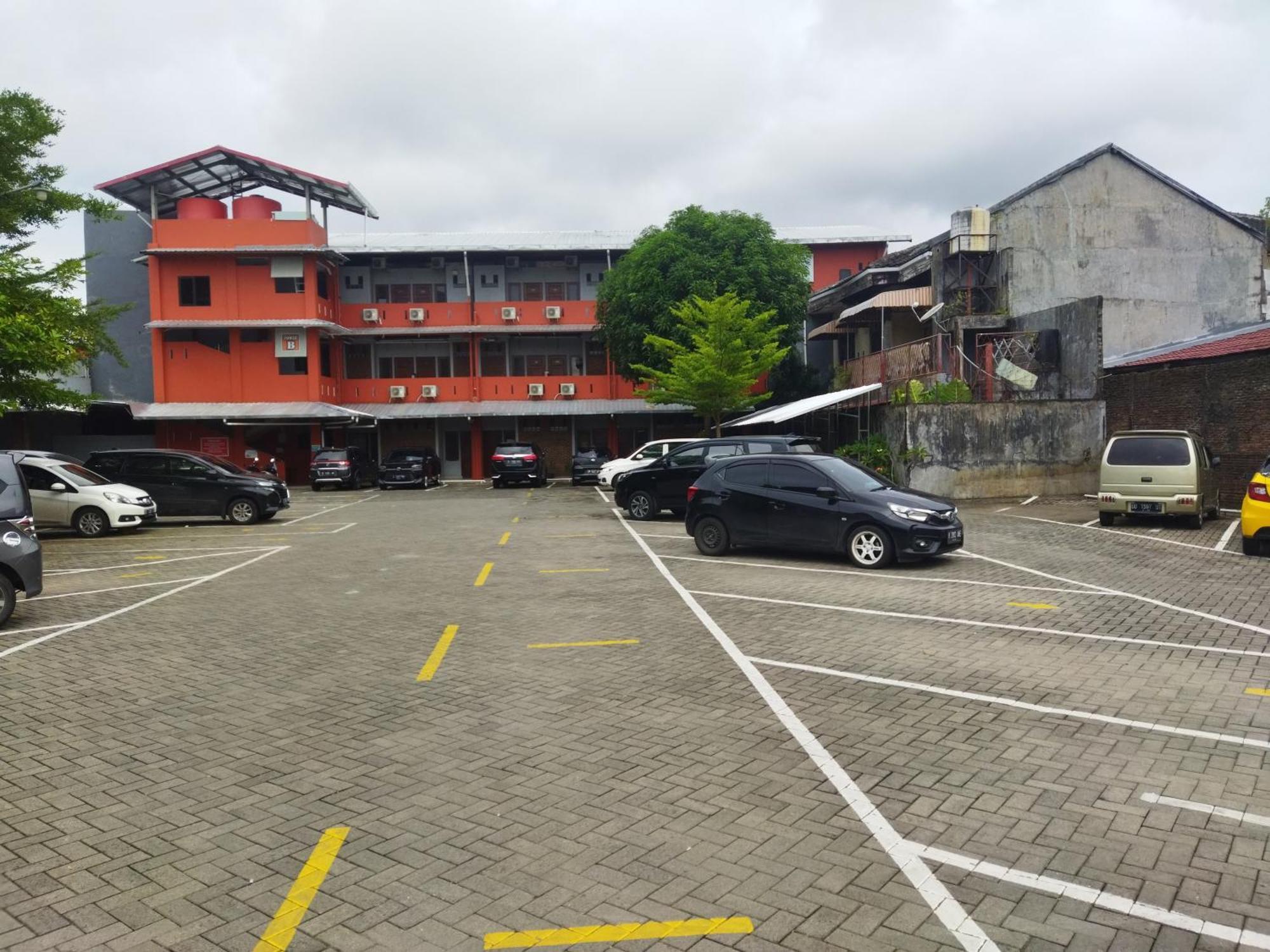 Oyo 92098 Kost Orange Syariah Hotel Makassar Exterior photo